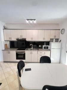 Gallery image of Pishat e Buta Apartment Golem in Golem