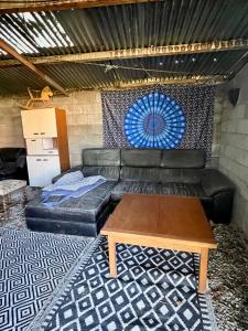 a living room with a leather couch and a table at Les Poules heureuses in Issoire