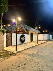 un cartello sul lato di un edificio di notte di Maraville Angels BG - Charme, aconchego e localização privilegiada a Barra Grande