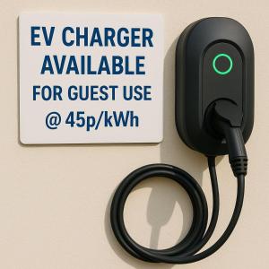 un panneau avec un chargeur à disposition des clients dans l'établissement Lim's Cottage, à Armthorpe