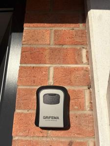 un grille-pain posé sur le côté d'un mur de briques dans l'établissement Lim's Cottage, à Armthorpe