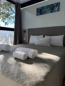 ein Schlafzimmer mit einem Bett, auf dem Handtücher liegen in der Unterkunft Greenboxaparts in Firmat + 7 Fotos