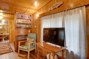 Φωτογραφία από το άλμπουμ του Greers Ferry Lake Escape Cabin with Pool Access σε Higden