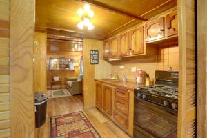 Φωτογραφία από το άλμπουμ του Greers Ferry Lake Escape Cabin with Pool Access σε Higden