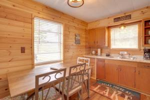 Φωτογραφία από το άλμπουμ του 1 Mi to Greers Ferry Lake Cabin with Pool Access σε Higden +16 φωτογραφίες