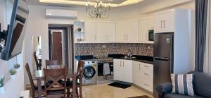 シャルム・エル・シェイクにあるSharm hills sea viewの白いキャビネットと冷蔵庫のあるキッチン