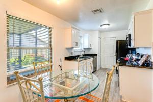 Kuchyň nebo kuchyňský kout v ubytování 10 Mi to Universal Orlando Home with Screened Porch