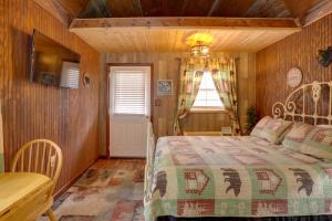 Φωτογραφία από το άλμπουμ του Romantic Escape in Greers Ferry Less Than 1 Mi to Lake σε Higden