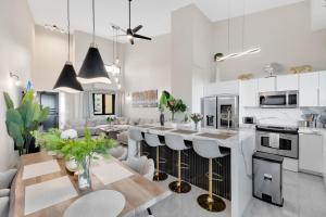 Dapur atau dapur kecil di Stunning 4BR Penthouse Ocean & Golf Views Wyndham Residence