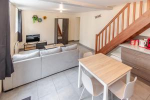 a living room with a couch and a table at Appartement F2 centre ville in Auxerre
