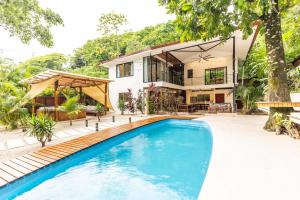 La alberca dentro o cerca de 7BR Villa with Pool, Cold Plunge, and Prime Location