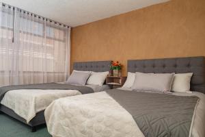 Postel nebo postele na pokoji v ubytování Innovar Casa Hostal