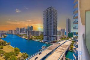 Una vista de una ciudad con un río y edificios. en Stylish Apartment Near Beach, en Hallandale Beach