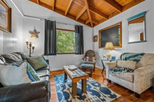 a living room with a couch and a table at Mountain Treehouse - Magpie Nest in Mentone