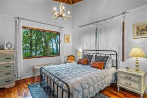 a bedroom with a bed and a window at Mountain Treehouse - Magpie Nest in Mentone