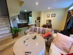 Χώρος καθιστικού στο Olive Home