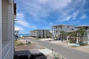 una vista de la playa desde un edificio en Knock Out by Pristine Properties Vacation Rentals, en Mexico Beach
