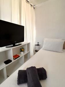 Postel nebo postele na pokoji v ubytování Aether Studio Ano Syros