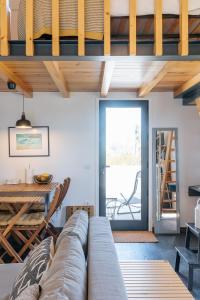un soggiorno con un divano e un tavolo di Ria de Aveiro Villa by Mycelia a Ovar
