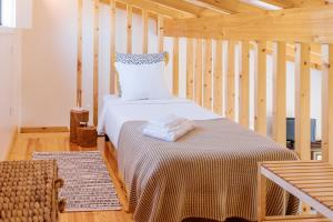 una camera da letto con un letto in una stanza di legno di Ria de Aveiro Villa by Mycelia a Ovar