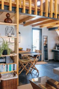 un soggiorno con tavolo e sedie in legno di Ria de Aveiro Villa by Mycelia a Ovar
