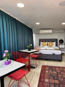 ein Schlafzimmer mit einem Bett und roten Stühlen und Tischen in der Unterkunft Galaxy Hotel Sultanahmet in Istanbul