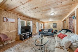 ein Wohnzimmer mit Sofa und Fernseher in der Unterkunft Downtown Mentone - Baileys Bungalow in Mentone