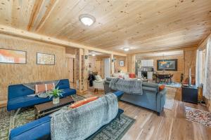 ein Wohnzimmer mit blauen Möbeln und Holzwänden in der Unterkunft Downtown Mentone - Baileys Bungalow in Mentone