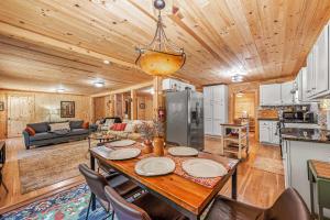 eine Küche und ein Wohnzimmer mit Tisch und Stühlen in der Unterkunft Downtown Mentone - Baileys Bungalow in Mentone