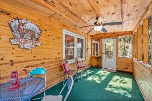 ein Esszimmer mit Tisch und Stühlen in einer Hütte in der Unterkunft Downtown Mentone - Baileys Bungalow in Mentone