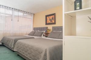 Postel nebo postele na pokoji v ubytování Innovar Casa Hostal