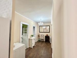 Habitación vacía con lavabo y espejo en el piso del patio chico, en Ávila 13 fotos más