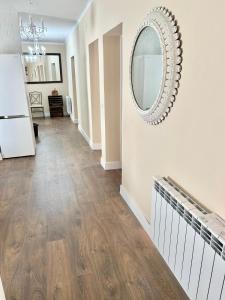 sala de estar con espejo en la pared en el piso del patio chico, en Ávila