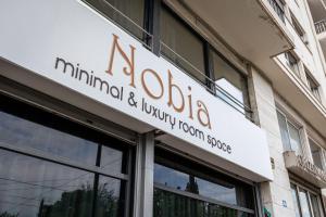 un cartel en el costado de un edificio en Nobia 3, en Atenas