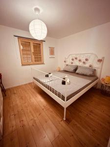 Un dormitorio con una cama blanca en una habitación. en Prince & Princess Apartment Nin, en Nona