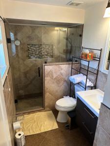 Un baño con ducha, inodoro y lavabo. en Hart 20 min to Epic Universe!, en Orlando
