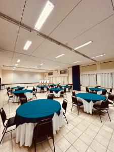 ein Konferenzraum mit blauen Tischen und Stühlen in der Unterkunft Hotel Villa Passaredo in Tijucas do Sul + 49 Fotos