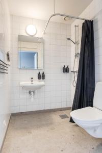 Koupelna v ubytování Villa Gutebagge Hotell + 37 fotografií