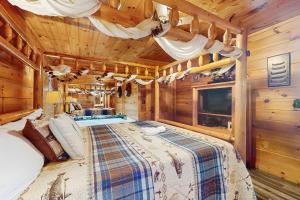 a bedroom with a bed in a log cabin at Awesome View in Henderson Springs