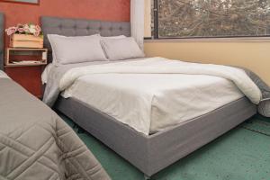 Postel nebo postele na pokoji v ubytování Innovar Casa Hostal