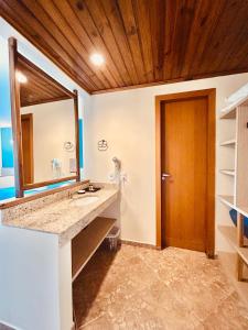 ein Badezimmer mit großem Waschbecken und Spiegel in der Unterkunft Hotel Villa Passaredo in Tijucas do Sul