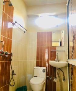 Un baño de Hotel Aarjan And Restaurant
