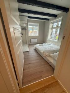 a bedroom with a bed and a window at Sentral leilighet i Bergen in Bergen