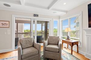 Una sala de estar con dos sillas y una mesa. en 1102 Duneside Villa by Akers Ellis Rentals, en Kiawah Island