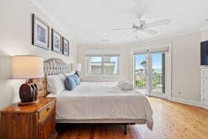 Un dormitorio blanco con una cama y un ventilador de techo. en 1102 Duneside Villa by Akers Ellis Rentals, en Kiawah Island 43 fotos más