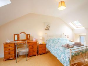 Un dormitorio con una cama, una cómoda y un espejo. en 1 Bed in Bala 89369, en Llandderfel