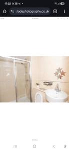 Un baño con lavabo, ducha e inodoro. en Dreaminstyle the Gatehaus, en Bradford 41 fotos más