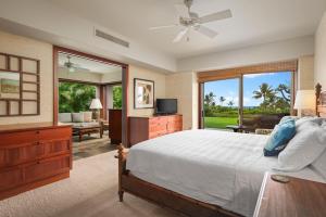 une chambre avec un lit et une grande fenêtre dans l'établissement 3BD Ke Alaula Villa (210A) at Hualalai Resort, à Kukio