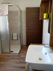 un baño con lavabo y ducha en Casa Val Grande, en Pianello Del Lario