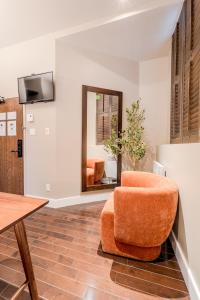 a living room with a chair and a mirror at Self Check-In Boutique Hotel - Quartier latin - Room 102 in Montréal